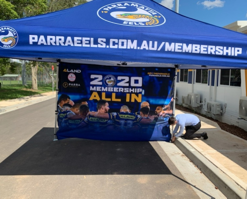 blue custom marquee with a sign that says paracels com au / membership